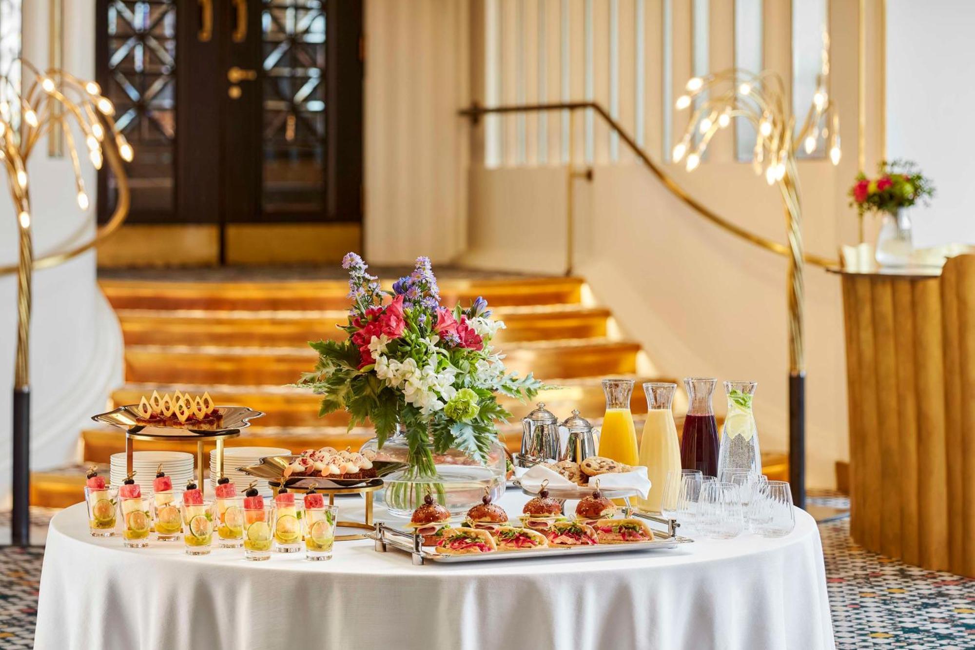Nh Collection Helsinki Grand Hansa Bagian luar foto A buffet at the entrance of the National Museum of Finland
